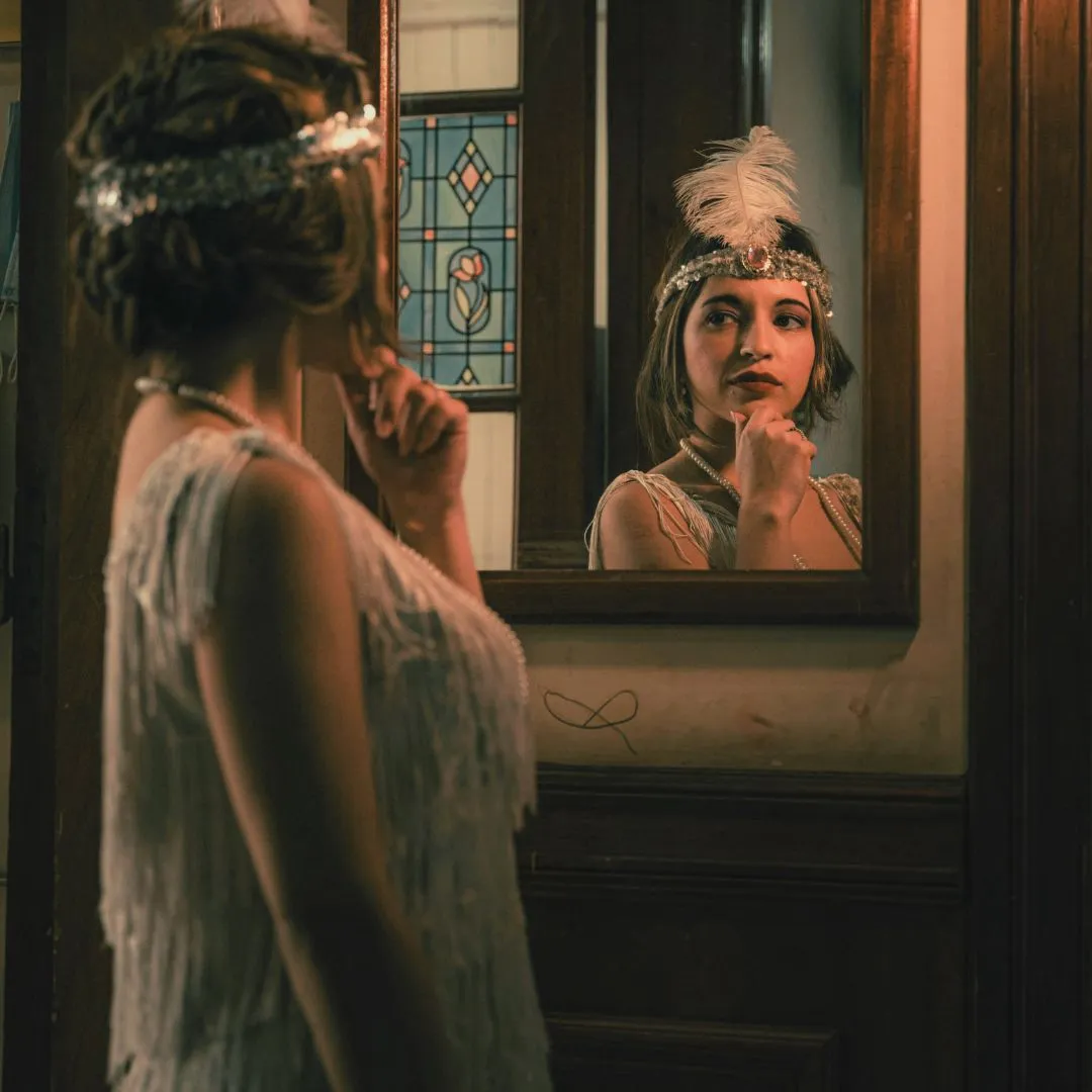 Daisy in The Great Gatsby Daisy looking at a mirror in The Great Gatsby