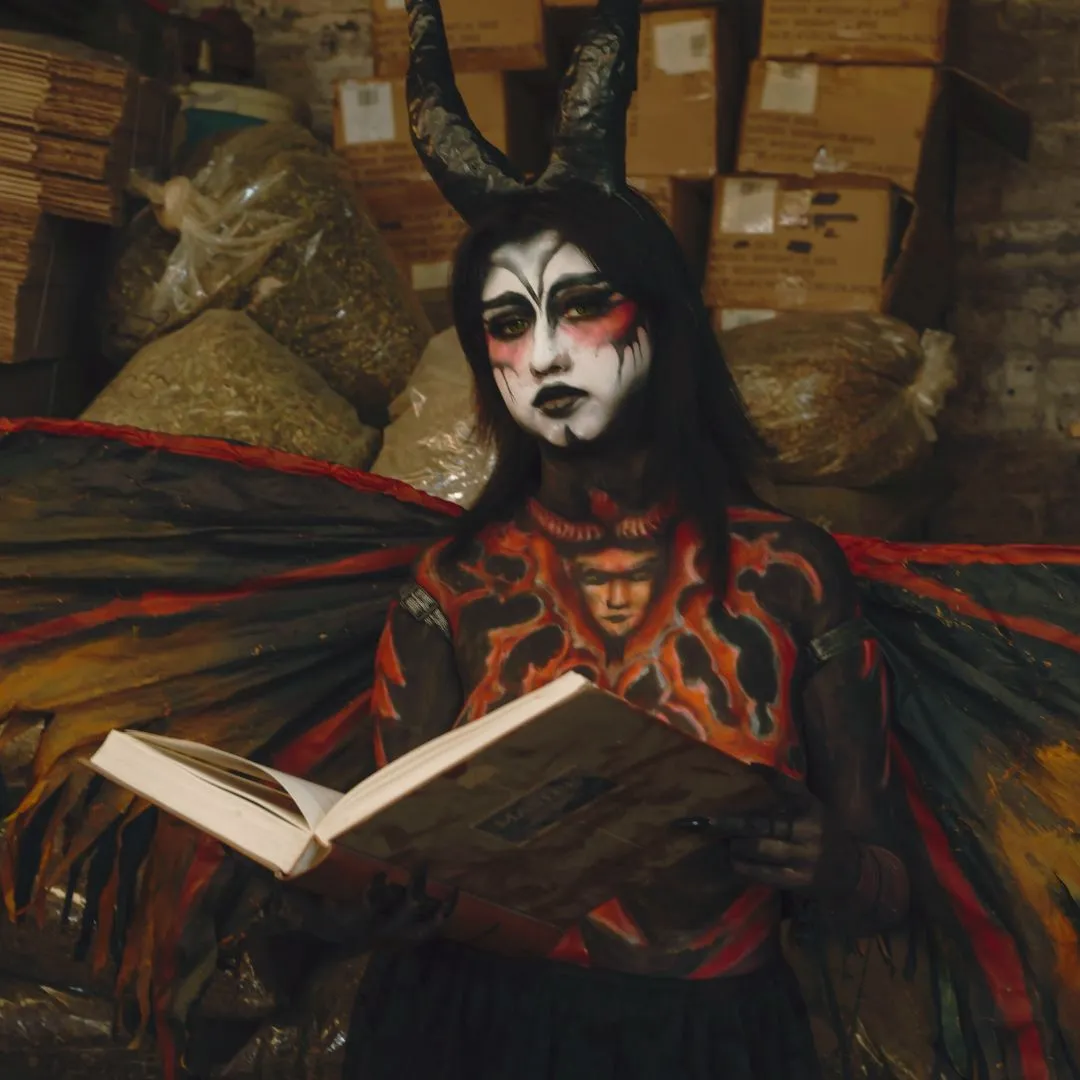 reading thriller and horror book girl reading a horror book