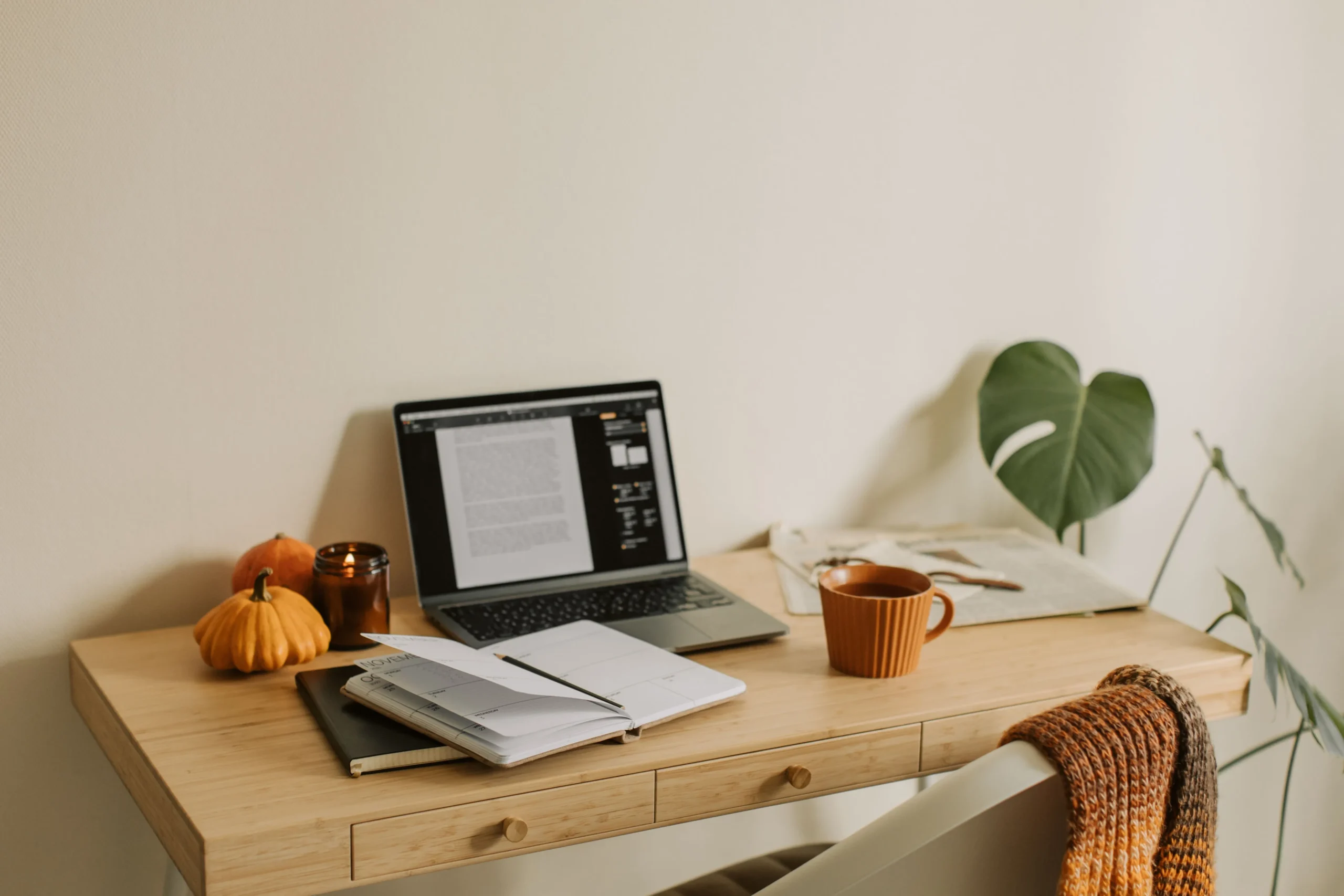 halloween-theme-study-table